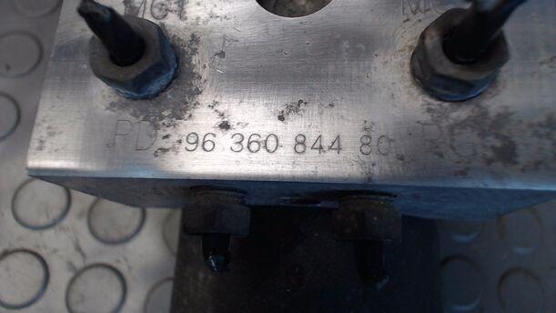 Foto: HAUPTBREMSZYLINDER ABS eines Citroen Xsara Coupe 1.4