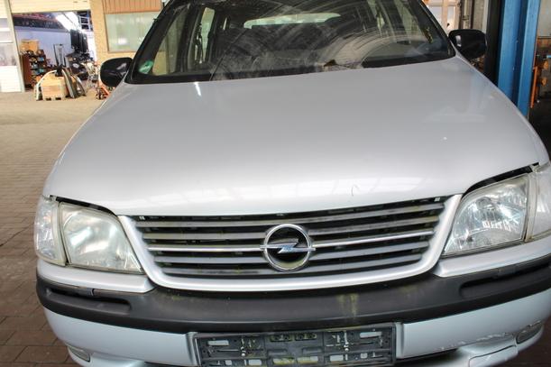 Foto: MOTORHAUBE eines Opel Sintra 2.2 16V