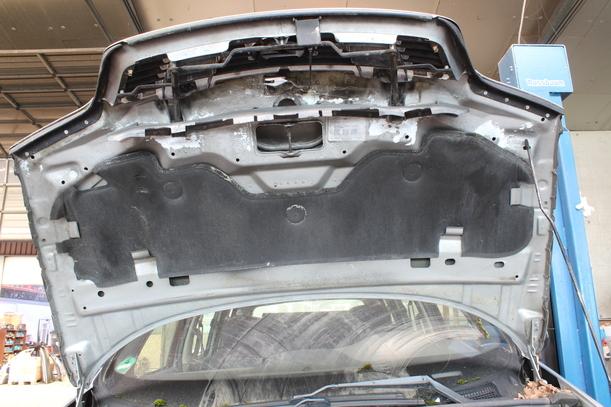 Foto: MOTORHAUBE eines Opel Sintra 2.2 16V