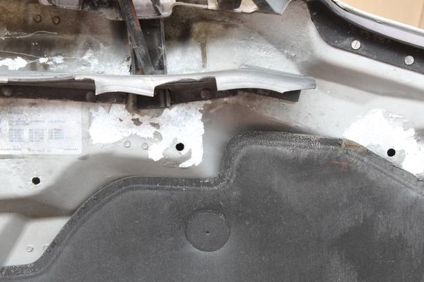 Foto: MOTORHAUBE eines Opel Sintra 2.2 16V