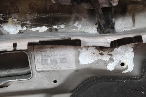 Foto: MOTORHAUBE eines Opel Sintra 2.2 16V