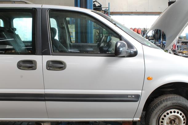 Foto: TÜR VORN RECHTS eines Opel Sintra 2.2 16V