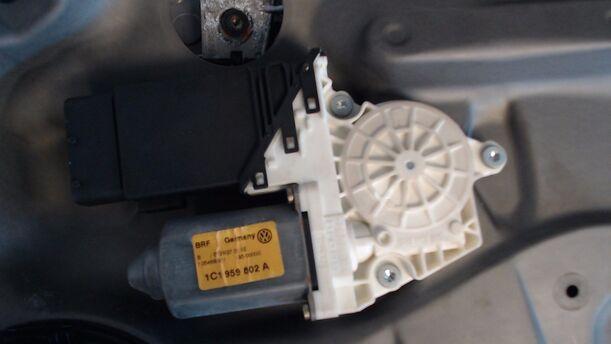 Foto: FENSTERHEBER ELEKTRISCH VORN RECHTS (4/5-TÜRER) eines VW Golf Variant 1.9 TDI Edition