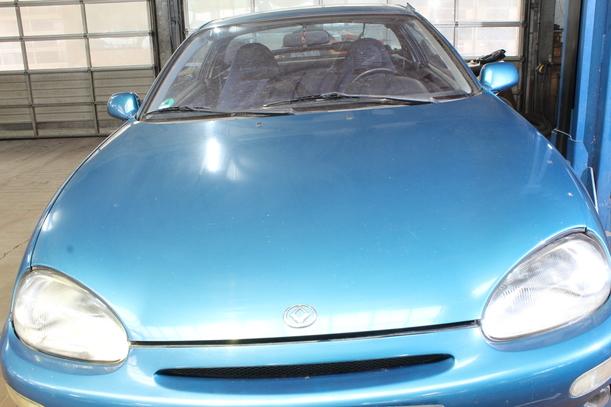Foto: MOTORHAUBE eines Mazda MX-3 V6 24V CL