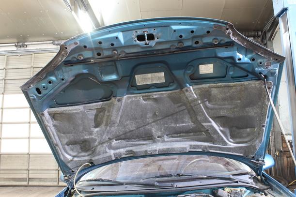 Foto: MOTORHAUBE eines Mazda MX-3 V6 24V CL