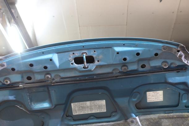 Foto: MOTORHAUBE eines Mazda MX-3 V6 24V CL