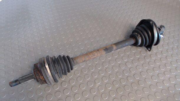 Foto: ANTRIEBSWELLE VORN LINKS eines Volvo 460 2.0i