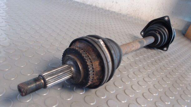 Foto: ANTRIEBSWELLE VORN LINKS eines Volvo 460 2.0i
