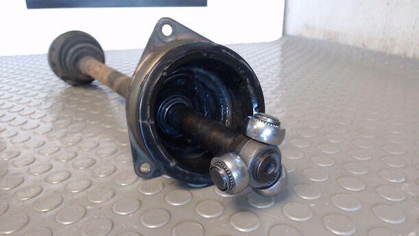 Foto: ANTRIEBSWELLE VORN LINKS eines Volvo 460 2.0i
