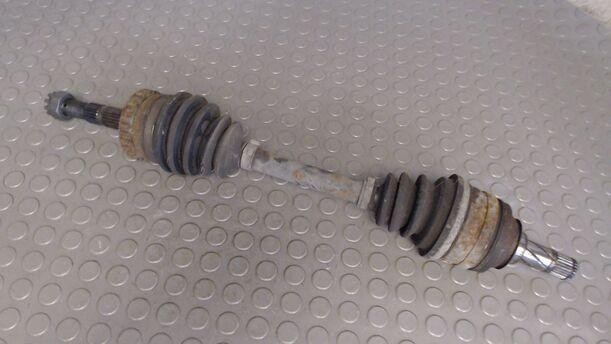 Foto: ANTRIEBSWELLE VORN LINKS eines Opel Corsa 16V