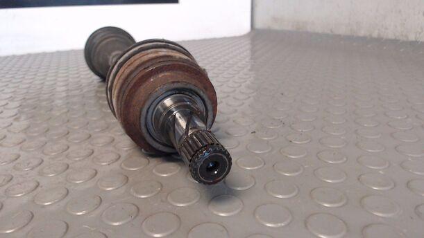 Foto: ANTRIEBSWELLE VORN LINKS eines Opel Corsa 16V