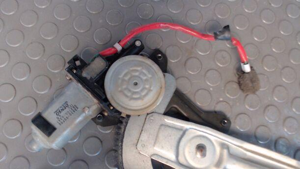 Foto: FENSTERHEBER ELEKTR. VORN  RECHTS (2/3-TÜRER) eines Suzuki Baleno 1.8