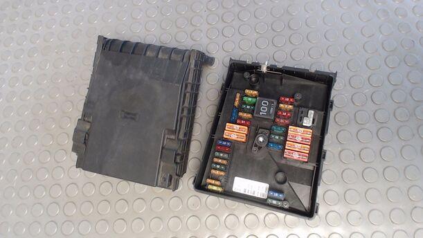 Foto: SICHERUNGSKASTEN ZENTRALELEKTRIK eines VW Golf 2.0 SDI