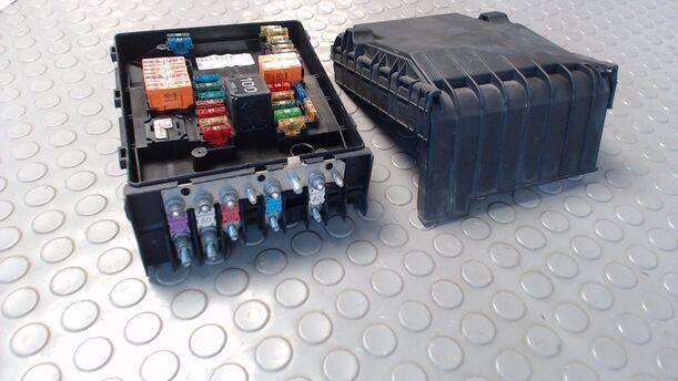 Foto: SICHERUNGSKASTEN ZENTRALELEKTRIK eines VW Golf 2.0 SDI