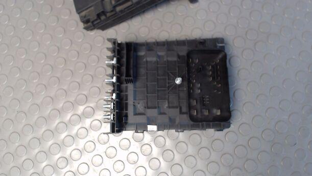 Foto: SICHERUNGSKASTEN ZENTRALELEKTRIK eines VW Golf 2.0 SDI