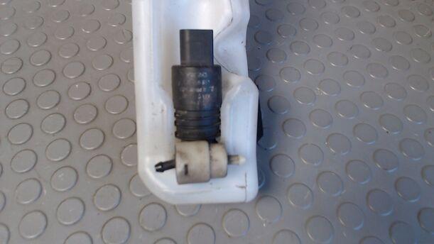 Foto: SCHEIBENWASCHBEHÄLTER eines VW Polo 1.2
