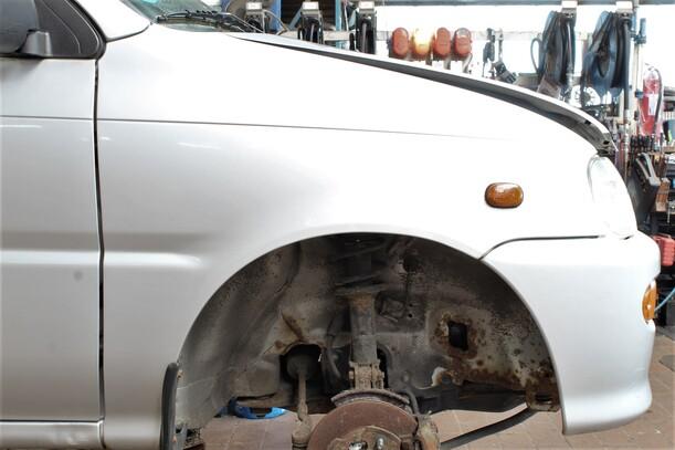 Foto: KOTFLÜGEL RECHTS eines Daihatsu Cuore
