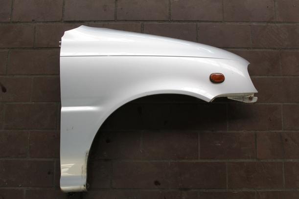 Foto: KOTFLÜGEL RECHTS eines Daihatsu Cuore