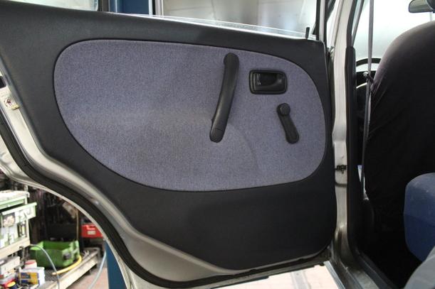 Foto: TÜR HINTEN LINKS eines Daihatsu Cuore