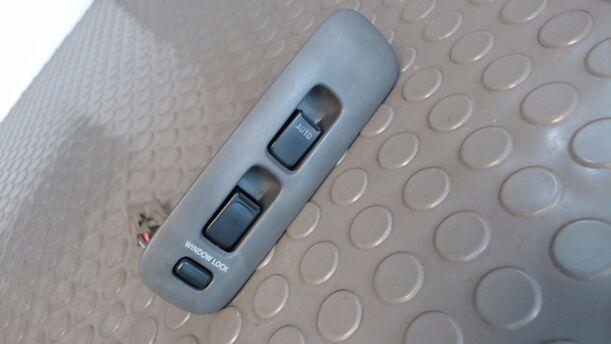 Foto: FENSTERHEBERSCHALTER eines Suzuki Baleno 1.8