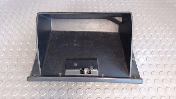 Foto: HANDSCHUHFACH eines Mazda MX-3 V6 24V CL