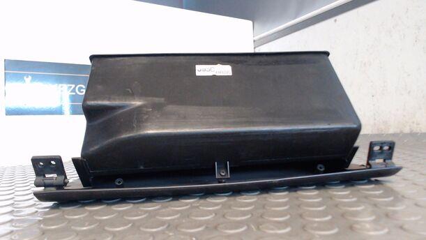 Foto: HANDSCHUHFACH eines Mazda MX-3 V6 24V CL
