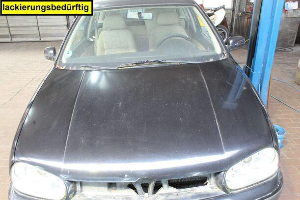 Foto: MOTORHAUBE eines VW Golf 1.4
