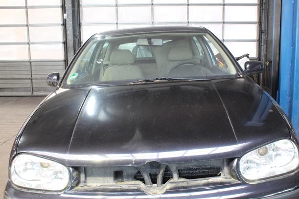 Foto: MOTORHAUBE eines VW Golf 1.4