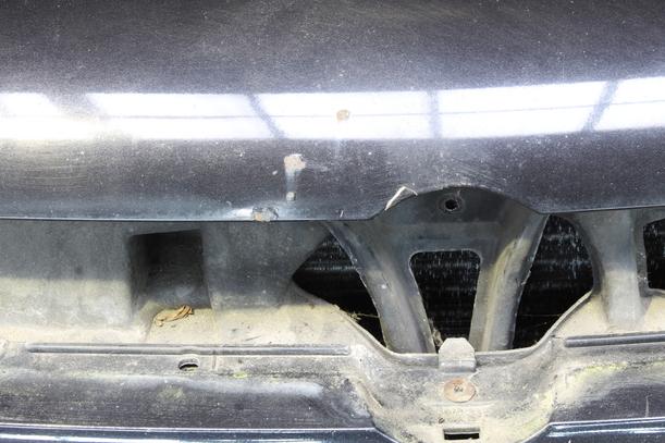 Foto: MOTORHAUBE eines VW Golf 1.4