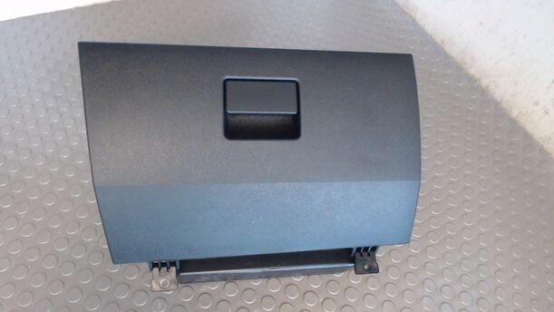Foto: HANDSCHUHFACH eines Ford Fiesta 1.3