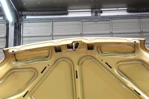 Foto: MOTORHAUBE eines Renault Twingo 1.2