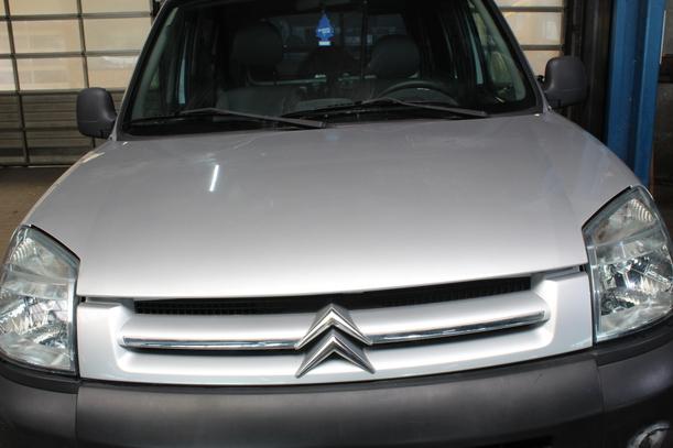 Foto: MOTORHAUBE eines Citroen Berlingo 1.9 D SX
