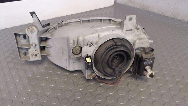 Foto: SCHEINWERFER RECHTS eines Mazda 121 16V Canvas Top Stella
