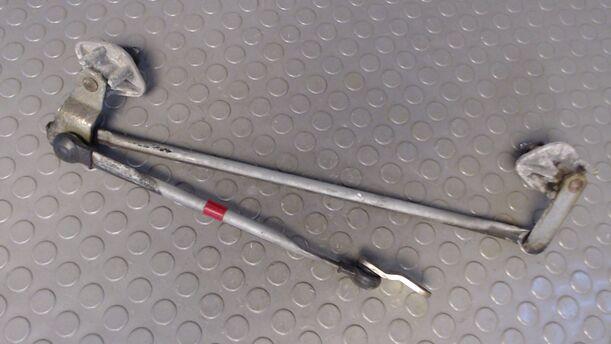 Foto: SCHEIBENWISCHERGESTÄNGE VORN eines Mazda 121 16V Canvas Top Stella