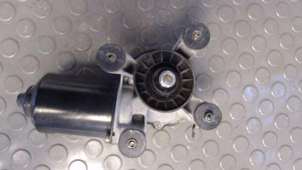 Foto: SCHEIBENWISCHERMOTOR VORN eines Mazda 121 16V Canvas Top Stella
