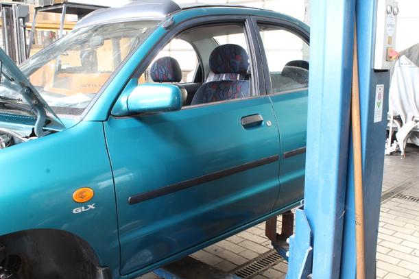 Foto: TÜR VORN LINKS eines Mazda 121 16V Canvas Top Stella