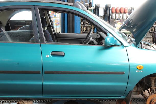 Foto: TÜR VORN RECHTS eines Mazda 121 16V Canvas Top Stella