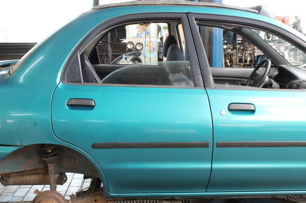 Foto: TÜR HINTEN RECHTS eines Mazda 121 16V Canvas Top Stella