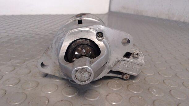Foto: ANLASSER / STARTER eines Mazda 121 16V Canvas Top Stella