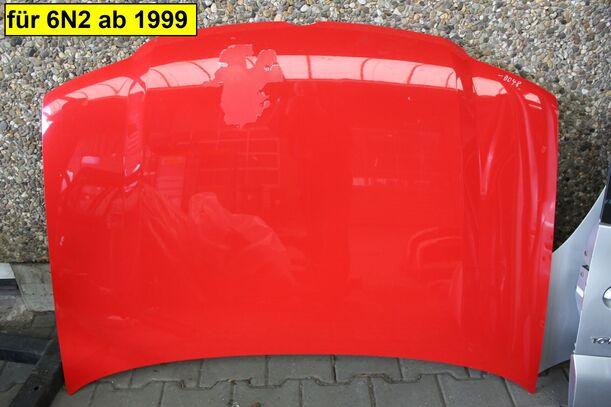 Foto: MOTORHAUBE eines VW Polo