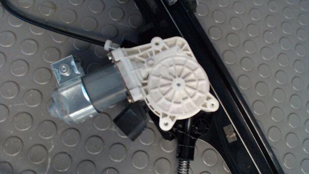Foto: FENSTERHEBER ELEKTRISCH VORN LINKS eines BMW 525i GL