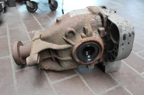 Foto: HINTERACHSGETRIEBE / DIFFERENTIAL eines BMW 525i GL