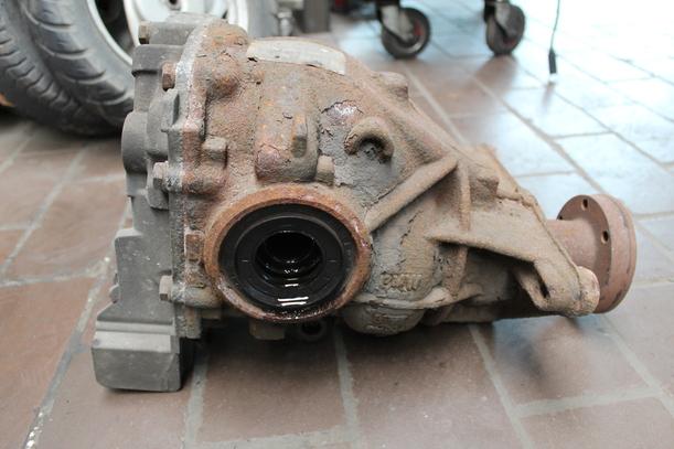 Foto: HINTERACHSGETRIEBE / DIFFERENTIAL eines BMW 525i GL