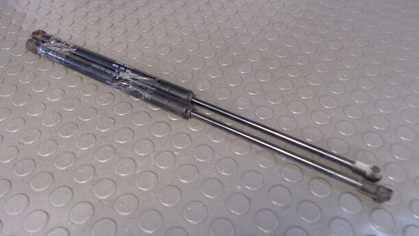 Foto: HECKKLAPPENDÄMPFER / LIFTER HECKKLAPPE eines VW Fox 1.2 SX