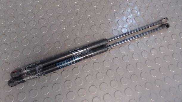 Foto: HECKKLAPPENDÄMPFER / LIFTER HECKKLAPPE eines VW Fox 1.2 SX