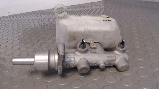 Foto: HAUPTBREMSZYLINDER eines VW Fox 1.2 SX