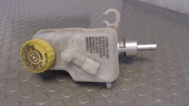 Foto: HAUPTBREMSZYLINDER eines VW Fox 1.2 SX