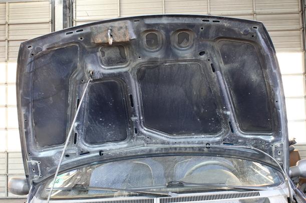 Foto: MOTORHAUBE eines Ford Ka