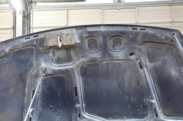 Foto: MOTORHAUBE eines Ford Ka