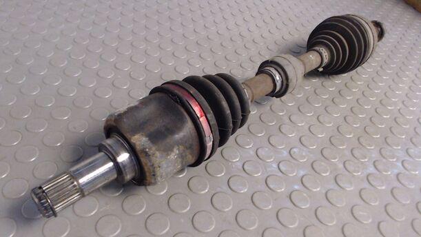 Foto: ANTRIEBSWELLE VORN LINKS eines Mitsubishi Lancer 1300